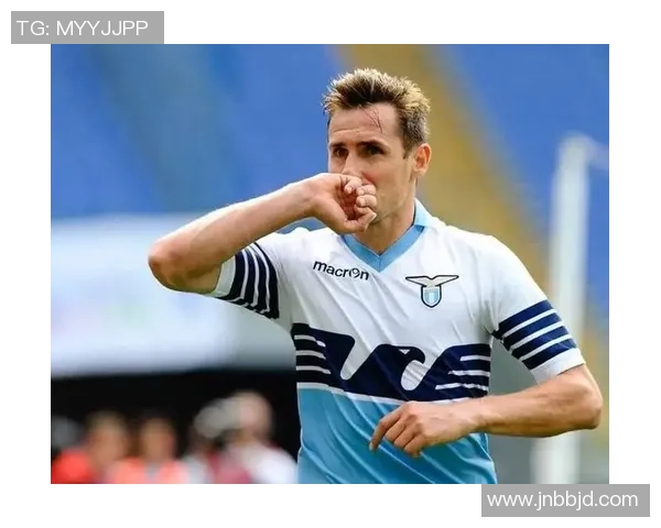 顶级足球明星的人品与职业生涯的影响力探讨与分析